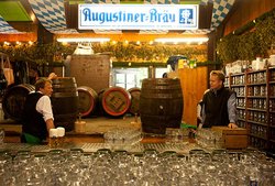 Wolfgang Pulfer: Tavern in the festival hall at the Oktoberfest, photo around 2000