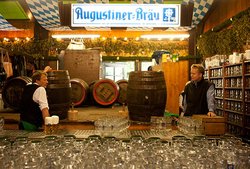 Wolfgang Pulfer: Schänke in der Festhalle auf dem Oktoberfest, Foto um 2000