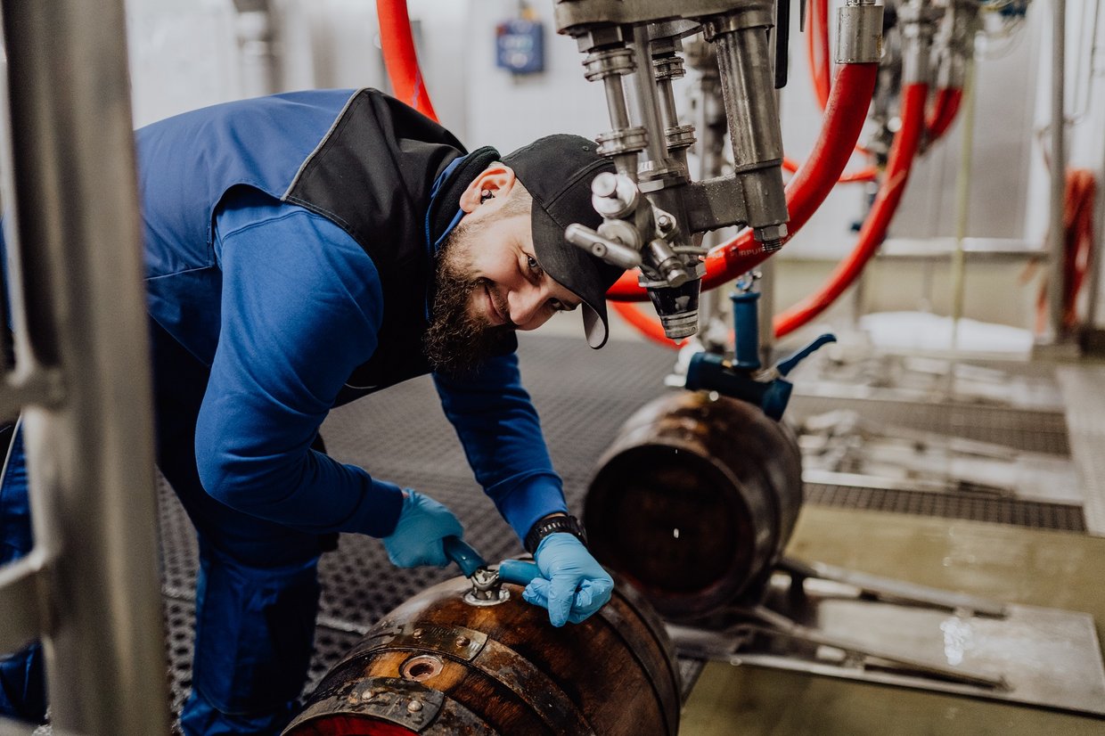 Mitarbeiter der Augustiner Brauerei bei der Holzfassbefüllung