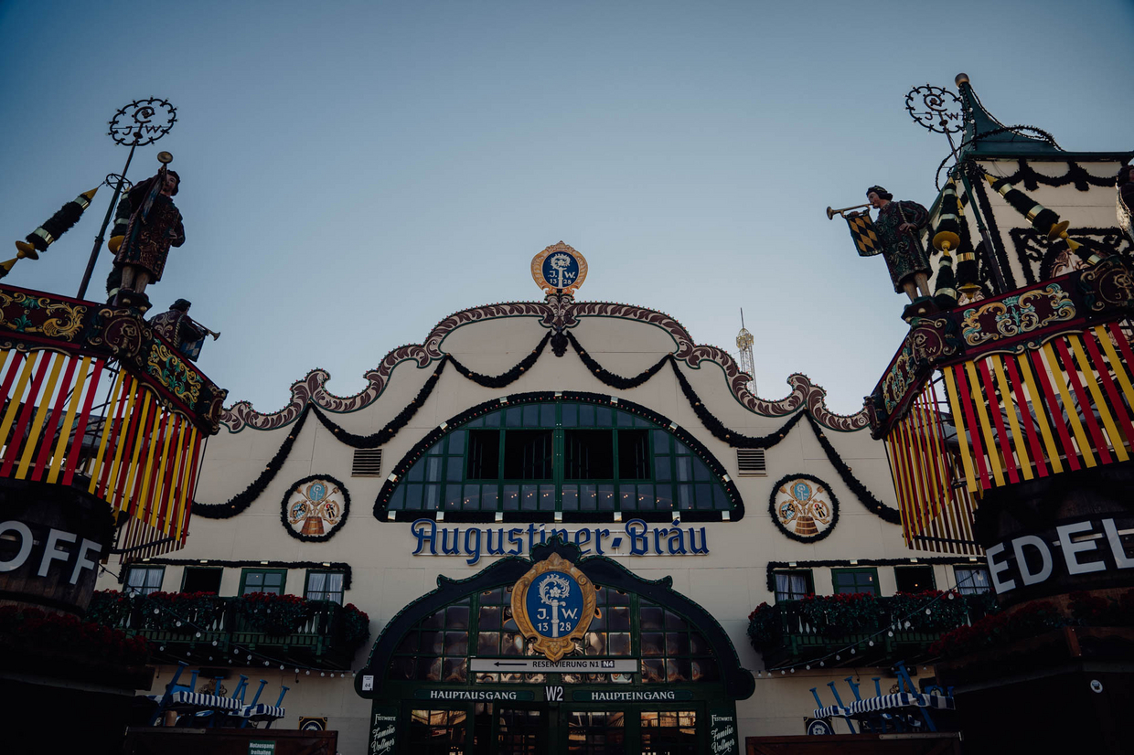 Die Außenfassade der Augustiner Festhalle Oktoberfest