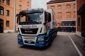 Augustiner LKW im Innenhof der Brauerei