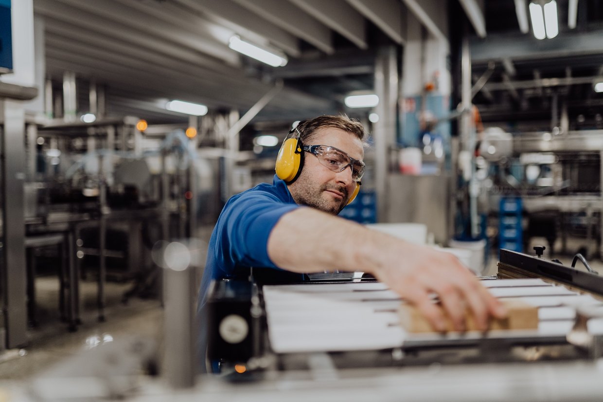 Mitarbeiter der Augustiner Brauerei bei der Arbeit