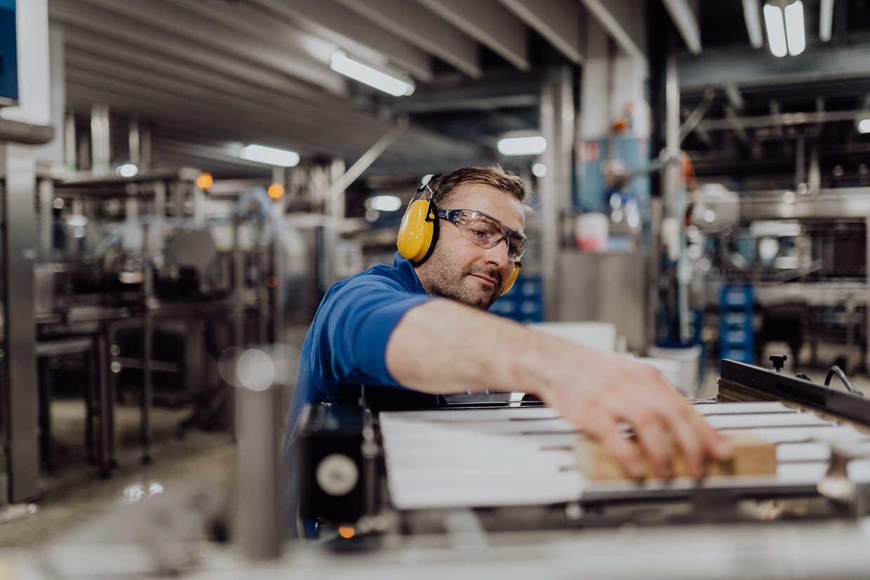 Mitarbeiter der Augustiner Brauerei bei der Arbeit 